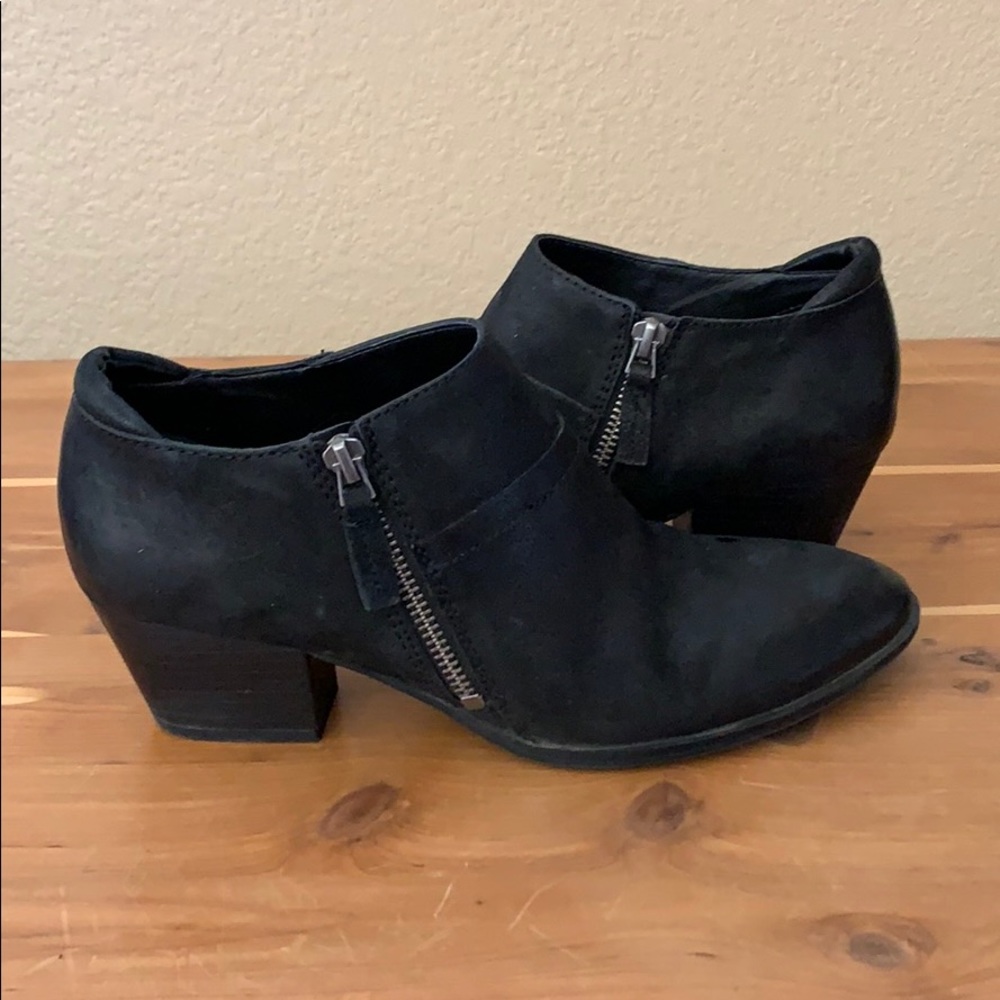 Black distressed leather ankle books. 8m